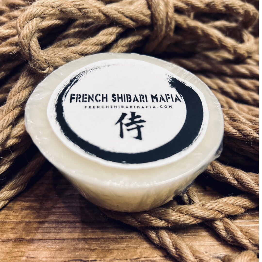 Cire naturelle artisanale pour préparer une corde de Shibari brute