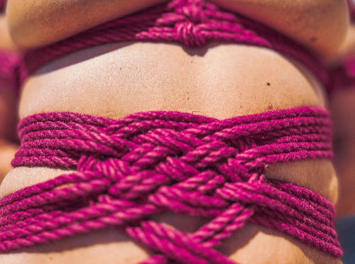 Corset Shibari en corde rose – HwG-Paris et Elata, tressage signature pour la French Shibari Mafia