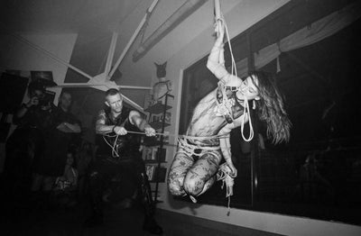 Performance de shibari par HwG-Paris & Elata lors de l’inauguration Storm 2024, mêlant suspensions, esthétisme brut et connexion intense sur scène.